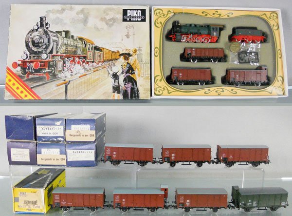 PIKO PRUSSIAN DRG TRAIN SET: HO ga, 2-rail, 5-piece set w/7 extra freight cars, orig boxes minor wear, C8-9.