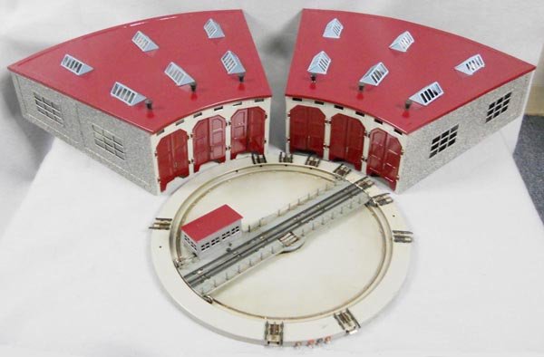 3 MARKLIN ACCESSORIES: HO ga, 2 #7028 engine houses, 7186 turntable, restored, C8.