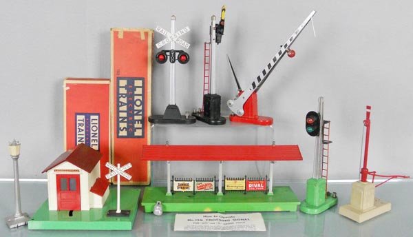 LIONEL ACCESSORIES: O ga, 35 lamp, 145 gateman, 154 crossing signal, 151 semaphore, 252 crossing gate, 156 platform, 153 block signal, 161 mail pick up, 2 orig boxes only, boxes rough, C5-7.