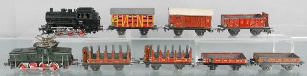 2 MARKLIN TRAIN SETS: HO ga, 3000 loco w/cars 386, missing paint on roof, 381, 365, 3001 loco w/cars 2 #372 & 2 #364, C4-5.
