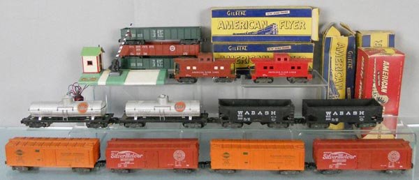 AMERICAN FLYER TRAIN LOT: S ga, 2 #942 box cars, 2 #923 box cars, 2 #940 hoppers, 2 #931 gondolas, 24110 gondola, 930 & 24610 cabooses, 925 tank, 24310 tank, 1 step broken, 600 crossing gate, 4 orig car boxes only, boxes worn,