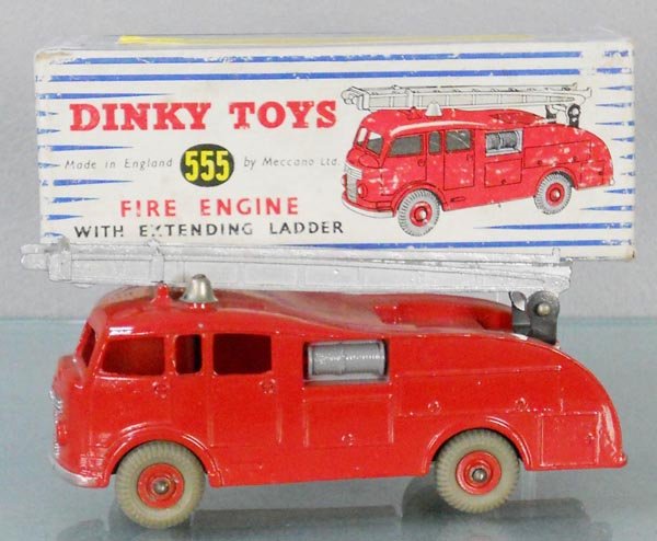DINKY 555 FIRE ENGINE: w/extending ladder, red, orig box some wear, C8-9.