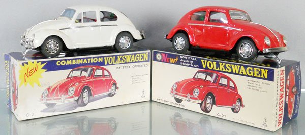 2 TAIYO VOLKSWAGEN BEETLES: litho tin, battery operated, not tested, the white one has oxidation spots, orig boxes minor wear, C6-8.