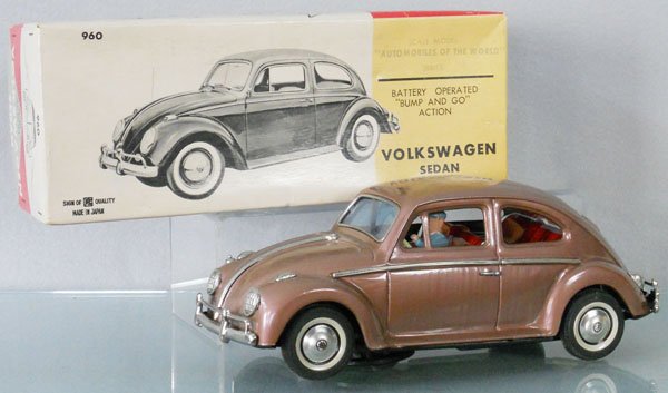 BANDAI 960 VOLKSWAGEN BEETLE: litho tin, dusty rose, battery operated, not tested, 10 1/2" long, orig box, C8.