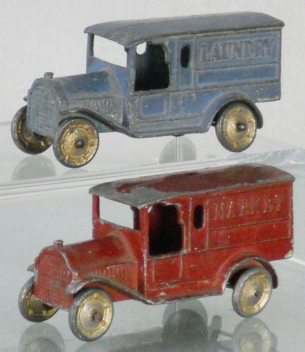 2 TOOTSIETOY 4630 FEDERAL VANS: Laundry Van, blue, fender tips broken, Market Van, maroon, 1 fender tip broken, C4.