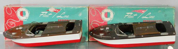 2 FLEET LINE 200 THE SEA BABE BOATS: wood & plastic, 13" long, 1 has a loose motor, orig boxes & inserts worn, C7.