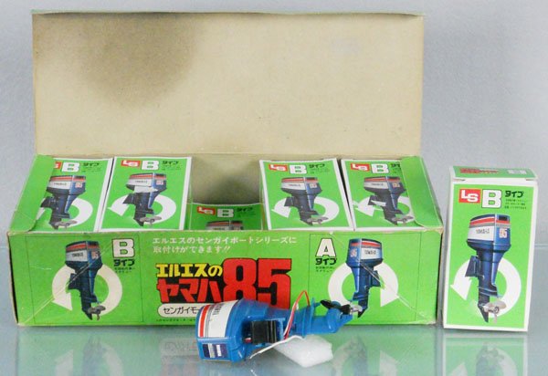 10 ST YAMAHA OUTBOARD MOTORS: plastic, 4" tall, orig boxes & trade box, C9.