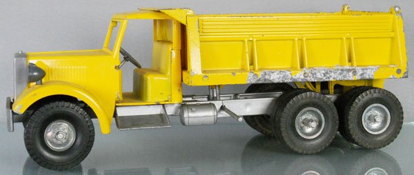 SMITH MILLER MIC DUMP TRUCK: missing doors, front bumper broken, some oxidation spots, C4-5.