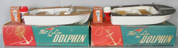 2 FLEET LINE 500 DOLPHIN SPEED BOATS: plastic & wood, 16" long, w/2 outboard motors, orig boxes & inserts worn, C6-7.