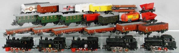 MARKLIN TRAIN LOT: HO ga, 2 #3000 locos, 3 #3029 locos, 18 freight cars, 3 passenger cars, C5-7.