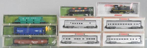 ARNOLD SANTA FE TRAIN SET: N ga, 4551 loco w/coaches 5232, 5222, 5212, 5203 & 4 Aurora freight cars, orig boxes & inserts, C8-9.