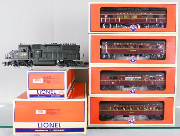 LIONEL PRR TRAIN SET: O ga, 28884 PRR GP38 w/electronic diesel horn, 35198 PRR streamliner 4-pack containing 35194, 35195, 35196 & 35197 coaches, orig boxes, set box & inserts, C10.