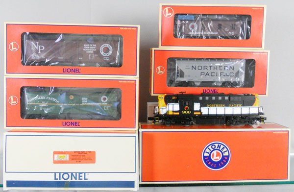 LIONEL NORTHERN PACIFIC TRAIN SET: O ga, 28545 NP RS-11 diesel w/11977 NP freight car 4-pack containing 17011, 17620, 17243, 17316, orig boxes, set box & inserts, set box sunfaded, C10.