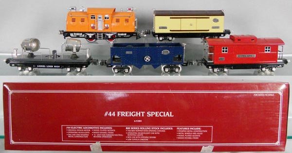 LIONEL 55001 TRAIN SET: O ga, 44E loco w/cars 8814 box car, 8816 hopper, 8820 searchlight, 8817 caboose, orig set box & insert minor wear, C8-9.