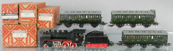MARKLIN TRAIN SET: HO ga, DA800 loco & tender w/cars 2 #329/1, 329/4, orig boxes minor wear, C6-8.