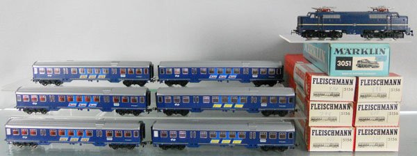 MARKLIN & FLEISCHMANN DUTCH TRAIN SET: HO ga, Marklin 3051 electric loco w/6 Fleischmann 5156 coaches, orig boxes minor wear, C8-10.