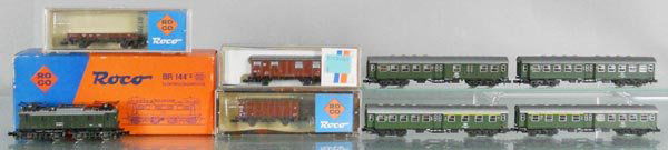 ROCO TRAIN SET: N ga, 02154 electric loco w/3 freight cars & 4 passenger cars, 4 orig boxes only, boxes has minor wear, C7-9.