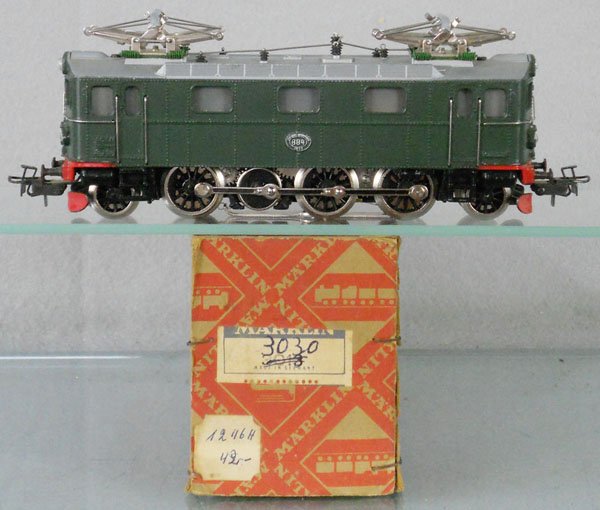 MARKLIN 3019 ELECTRIC LOCO: HO ga, green, 2nd version, orig box has graffiti on label, C8.