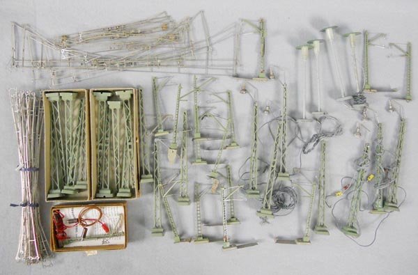 MARKLIN CATENARY LOT: HO ga, 1950' s era, some wear from usage, C6-8.