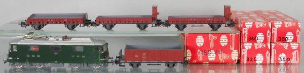 HAG FREIGHT TRAIN SET: HO ga, 3-rail, 160 electric loco, Re 4/4 II, 1st version, some touch up, orig box, C7, 325 hopper, brown, 360 flat car, brown, body loose from frame, 2 #350 flats w/houses, orig boxes, C9-10.