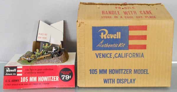 REVELL US ARMY 105MM HOWITZER STORE DISPLAY: cardboard display containing built plastic US Army Howitzer model, display is 8” long, a few bends, no orig kit box for space on display, w/orig shipping carton & inserts, minor wear, C8-9.