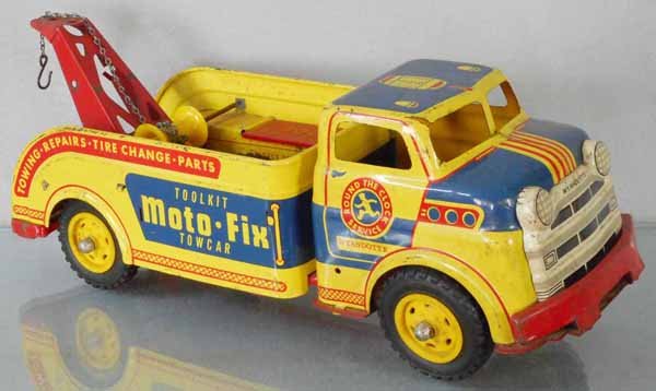 WYANDOTTE MOTO-FIX TOY TRUCK: litho tin, plastic tires, 14 1/2” long, w/2 spare tires, no tools, missing tow crank handle, some playwear, C5.