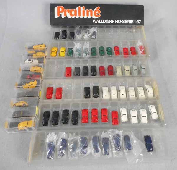 69 REVELL PRALINE VOLKSWAGEN BEETLES: plastic, approx 2” long, 10 orig boxes, 59 in long sleeve containers, C8-10.