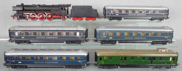 MARKLIN TRAIN SET: HO ga, F800 loco & tender, tender has 1 broken rear step, 4 #346/6 Bundesbahn coaches, 346/4 baggage, C5-6.