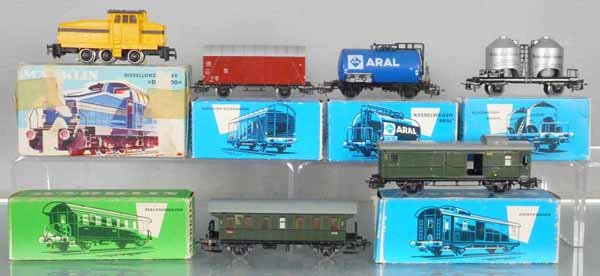 MARKLIN TRAIN SET: HO ga, 3080 diesel loco w/cars 4002, 4646, 4511, 4505, very light surface oxidation on roof, 4003, orig boxes minor to some wear, C7-8.