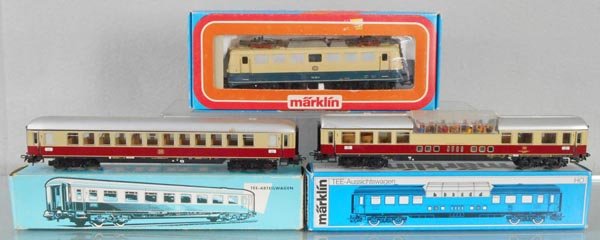 MARKLIN TRAIN SET: HO ga, 3156 German electric loco, 4085 coach, oxidation spots on roof, 4090 vista dome, oxidation spots on roof, orig boxes, C7-8.