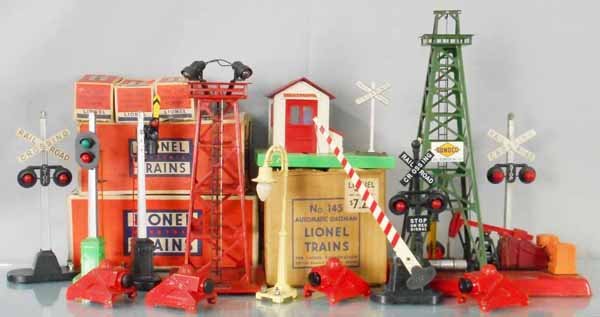 13 LIONEL ACCESSORIES: O ga, 2 #154 crossing signs, 151 semaphore, 395 floodlight tower, 145 gateman, 58 lamp post, 262 crossing gate, 455 oil derrick, 4 #260 bumpers, 153 signal, 6 orig boxes only, boxes minor wear to worn