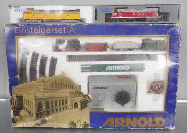 ARNOLD & KATO TRAIN LOT: N ga, Arnold 101 train set, complete, orig set box, top worn & dirty, Kato 3008 Burlington & 176-264 UP locos, orig boxes, C8-9.
