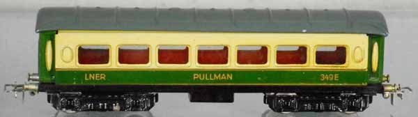 MARKLIN 349E LNER PULLMAN: HO ga, ca 1941, green w/gray roof, C8.