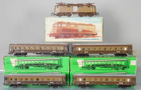 MARKLIN ITALIAN TRAIN SET: HO ga, 3035 Italian electric loco w/4 #4036 coaches, orig boxes & inserts minor wear, C9.