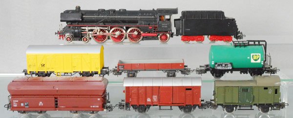 MARKLIN TRAIN SET: HO ga, 3026 loco & tender, some touch up spots to red trim on loco, w/6 freight cars, C6-8.