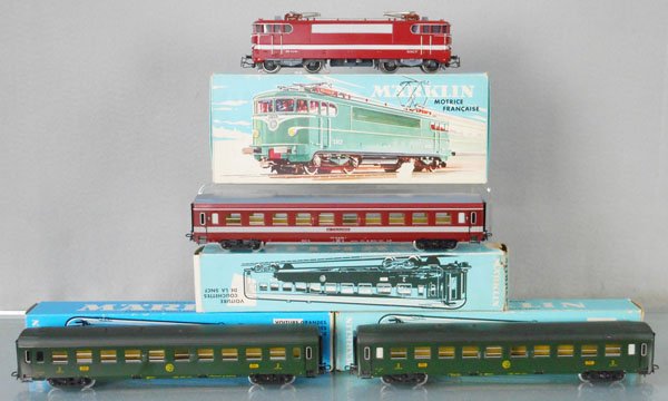 MARKLIN FRENCH TRAIN SET: HO ga, 3059 French electric loco, w/4075 & 2 #4065 coaches, orig boxes & inserts minor wear, 1 box worn, C8-9.