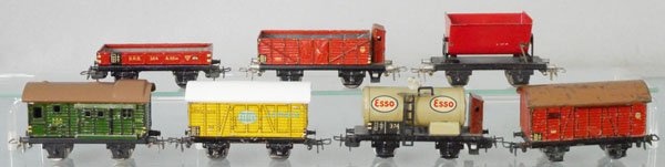 7 MARKLIN FREIGHT CARS: HO ga, 364, 365, paint crackling, 362, 390, 382, new roof, 374, varnish disturbance at 1 end of tank, 381, very worn, C3-5.