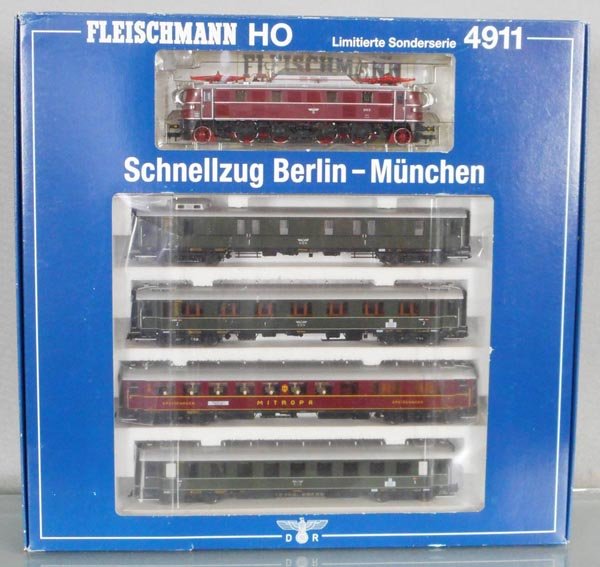 FLEISCHMANN EXPRESS TRAIN SET: HO ga, 2-rail, electric loco w/4 coaches, orig set box & insert, torn, C9-10.