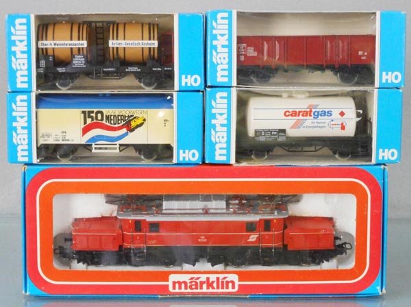 MARKLIN TRAIN SET: HO ga, 3159 crocodile loco, orange, w/4 freight cars, orig boxes & inserts minor wear, C9.