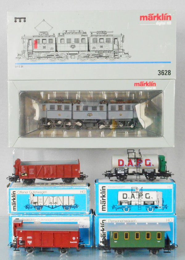 MARKLIN TRAIN SET: HO ga, 3628 German loco, digital, w/4000, 4601, 4674 & 4695 cars, orig boxes & inserts minor wear, C8-9.