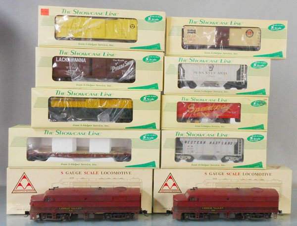 AMERICAN MODELS TRAIN SET: S ga, 580 & 588 LV FA2 diesels, w/S-Helper 11 WM hopper, 127 Lackawanna box car, 208 BAR flat, 145 PRR stock car, 128 Frisco box car, 54 C&N stock, 323-6 Speedway Trailer, 22 PRR hopper, orig boxes & 