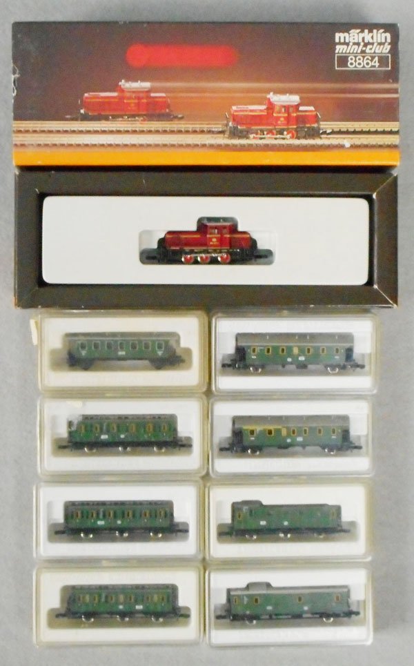 MARKLIN MINI CLUB TRAIN SET: Z ga, 8864 diesel w/8700, 3 #8704, 8750, 8751 & 8752 coaches, orig boxes & inserts, C9-10.