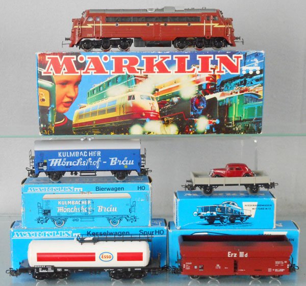 MARKLIN TRAIN SET: HO ga, 3068 Norwegian diesel loco, touch up spot on roof edge, w/cars 4650, 4624, 4660, 4504 w/Brekina Citroen, orig boxes minor wear, C8-9.