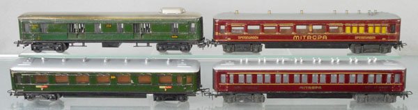 4 MARKLIN COACHES: HO ga, 354 baggage, 352 Mitropa diner, 351 coach, 1 wheel set loose, 353 Mitropa sleeper, C4-6.