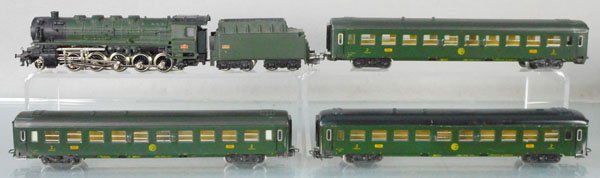 MARKLIN FRENCH TRAIN SET: HO ga, 3046 French loco & tender w/3 #4065 coaches, 1 has a repainted roof, C7.