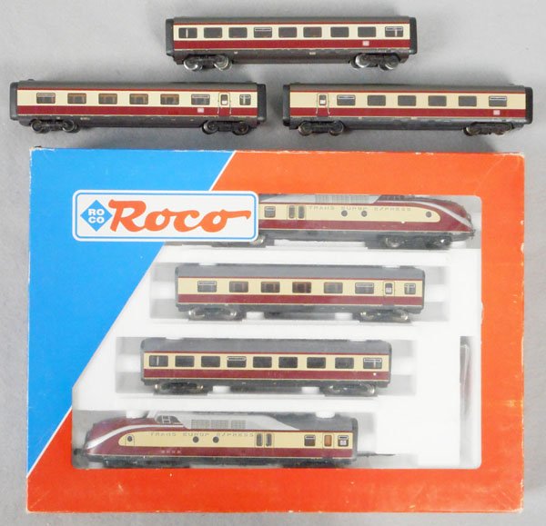ROCO 43851 VT115 TEE SET: HO ga, 3-rail, w/3 extra coaches, orig set box only, top has minor wear, C8-9.