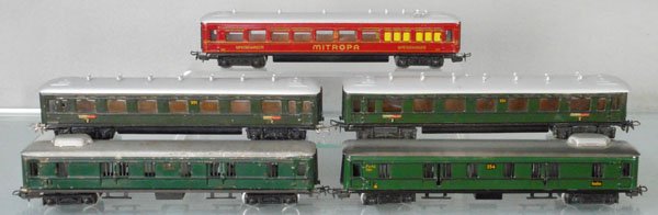 5 MARKLIN COACHES: HO ga, 352 Mitropa diner, C6, 351 coach, 354 baggage, 354 baggage, heavily worn, 351 coach, rest C3-5.
