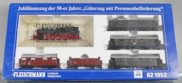 FLEISCHMANN 82 1952 TRAIN SET: HO ga, 2-rail, loco & 5 freight cars, orig set box & insert, C9-10.