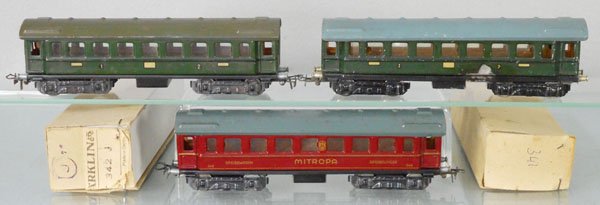 3 MARKLIN COACHES: HO ga, 341, 341, large scrape w/paint loss on 1 side, 342 Mitropa diner, orig box some wear & 1 rough box bottom, C5-7.