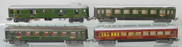 4 MARKLIN COACHES: HO ga, 354 baggage, 351 coach, 352 Mitropa diner, 351 coach, C5.